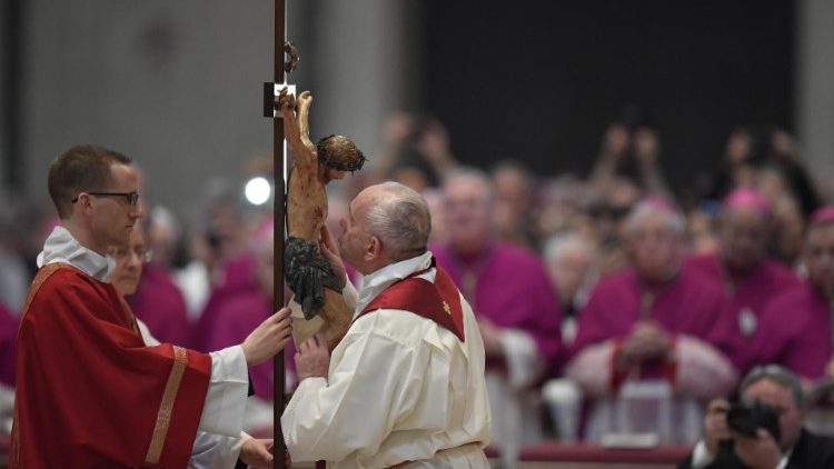 البابا يترأس رتبة سجدة الصليب لمناسبة الجمعة العظيمة. عظة الكاردينال رانييرو كانتالاميسا
