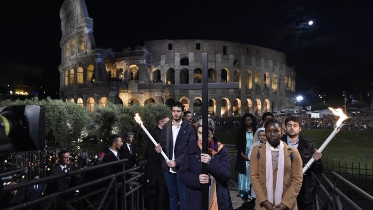 Keresztút a Colosseumnál a járvány előtt 2019. április 19-én  
