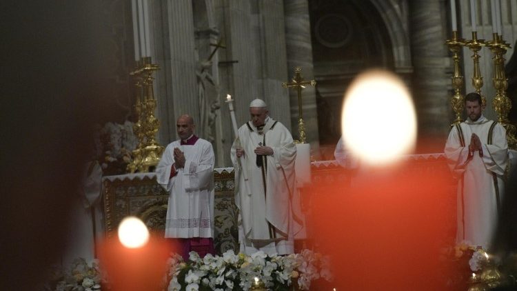 Papież na Wigilii Paschalnej: Bóg usuwa kamień śmierci, grzechu, lęku