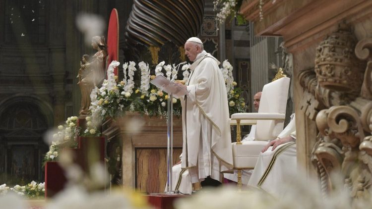 Papst Franziskus bei der Feier der Osternacht