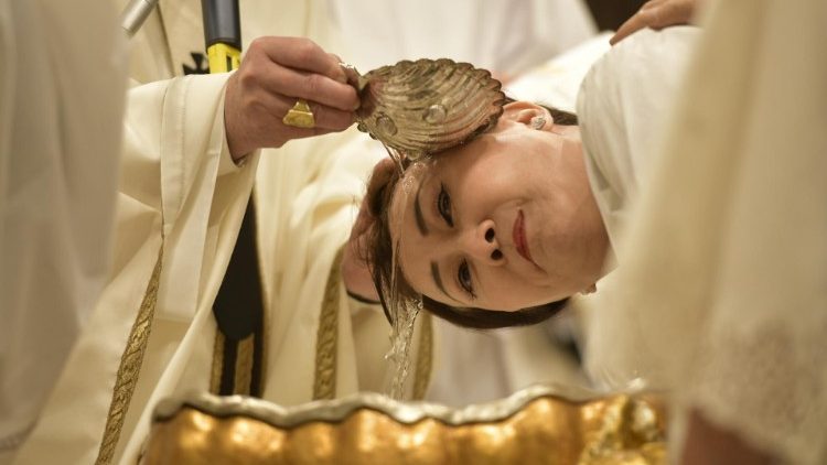 Batismo de fiel adulta pelo Papa, durante a Vigília Pascal em 20.04.2020