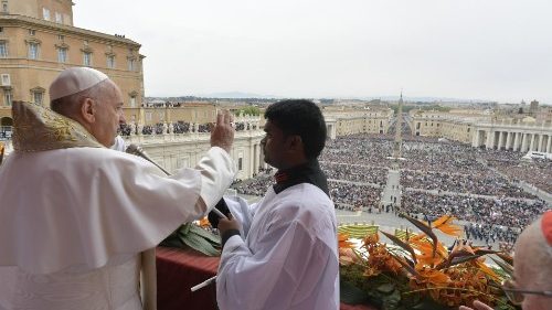 Pope at Easter Urbi et Orbi: Risen Christ shines light on darkness of conflict