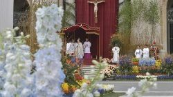 2019-04-21-santa-messa-di-pasqua-1555835337693.JPG