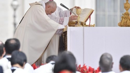 Papst Franziskus feiert Ostermesse auf dem Petersplatz