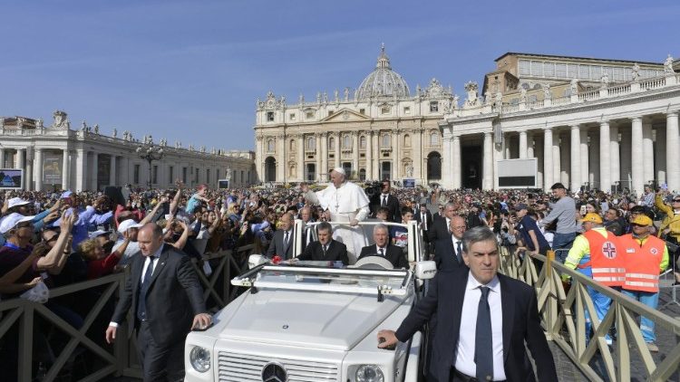 Papa Franjo tijekom opće audijencije na Trgu svetog Petra u Vatikanu