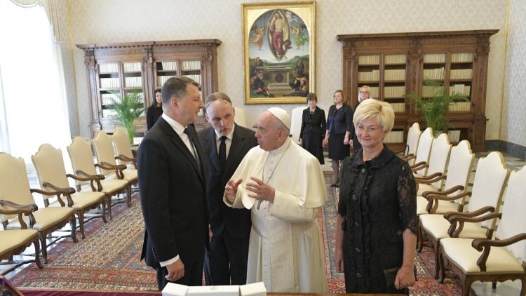 Lotyšský prezidentský pár s papežem