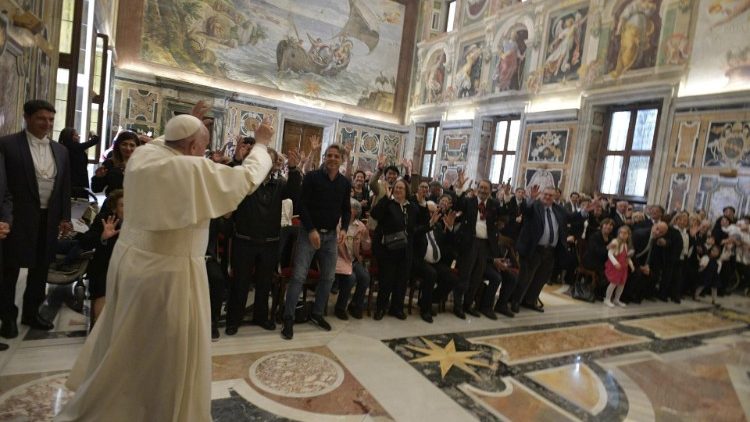البابا فرنسيس مستقبلا أعضاء الاتحاد الإيطالي لرابطات الصم  25 نيسان 2019