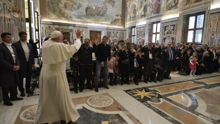 Le Pape François reçoit des sourds et des malentendants au Vatican, jeudi 25 avril 2019.