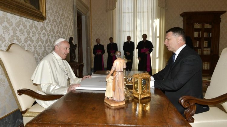 البابا فرنسيس مستقبلا رئيس جمهورية لاتفيا السيد رايموندس فييونيس 25 نيسان 2019