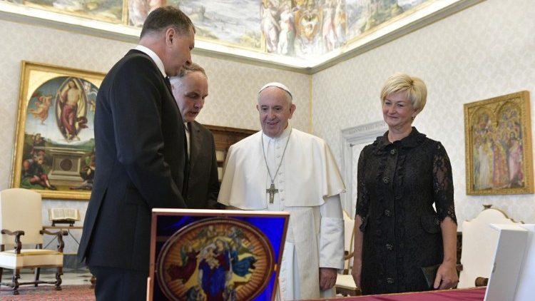 Le Pape François et le président letton, jeudi 25 avril 2019, au Vatican. 