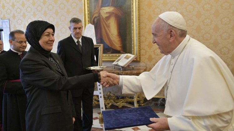 Papst Franziskus 2019 mit der irakischen Vatikan-Botschafterin