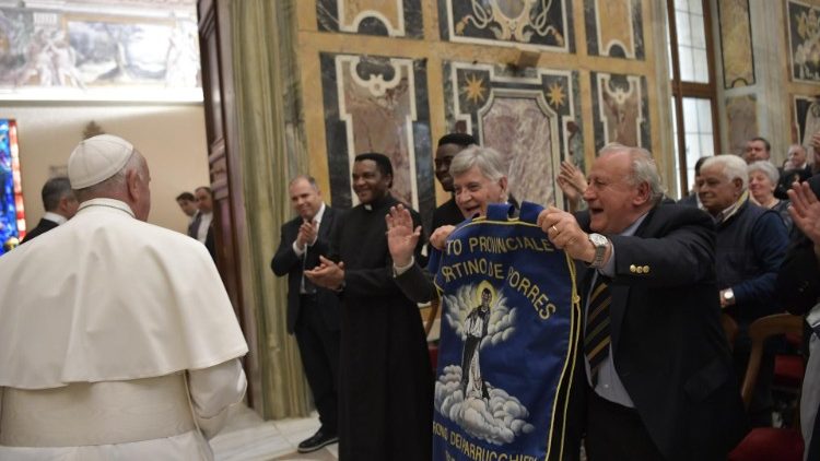 Le Pape rencontrant les membres du Comité saint Martin de Porres, le 29 avril 2019 au Vatican.
