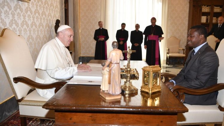 البابا فرنسيس مستقبلا رئيس جمهورية توغو السيد فور إسوزيمنا غناسينغبي 29 نيسان 2019