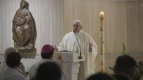Papa incontra i cresimandi genovesi: la Madonna vi porta a Gesù