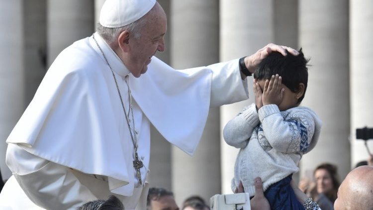 Le Pape François et un enfant, place Saint-Pierre, 1er mai 2019 