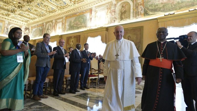 Le Pape aux côtés du cardinal Turkson lors du congrès sur l'extraction minière, le 3 mai 2019 au Vatican.