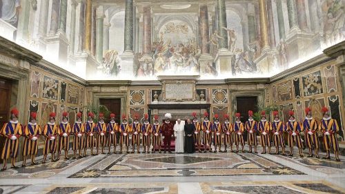 Le Pape exhorte les gardes suisses à témoigner du Christ ressuscité