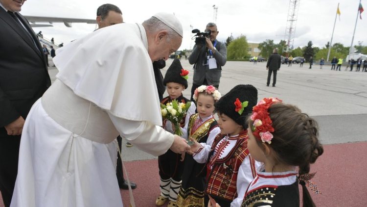 Le Pape François lors de son arrivée à Sofia en Bulgarie le dimanche 5 mai. 