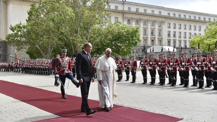 Papež Frančišek z bolgarskim predsednikom Radevom pred predsedniško palačo v Sofiji