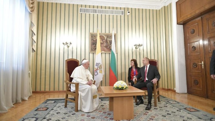  Shtegtimi Apostolik në Bullgari: ceremonia e mirëseardhjes në Pallatin Presidencial 