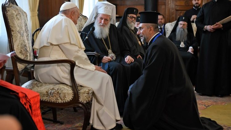 Le Pape François reçu par les membres du Saint-Synode de l'Église orthodoxe bulgare, le 5 mai 2019 à Sofia.