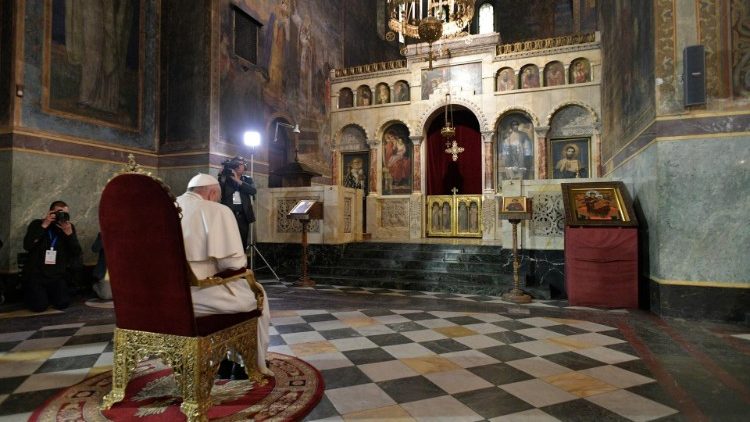 Папа Франциск пред иконостаса на светите Кирил и Методий в катедралата "Ал. Невски" в София, 5 май 2019 г.