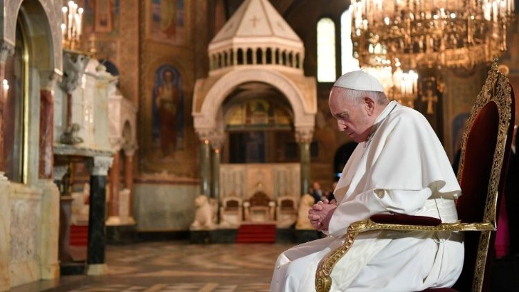 Papa na visita à Catedral de São Aleksander Nevsky