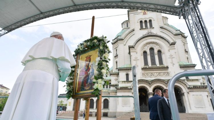 Il Papa davanti l'icona di Nesenbar nella piazza san Alexander Nevsky