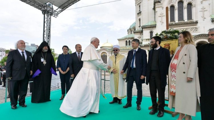 Папа Франциск на площади Святого Александра Невского в Софии