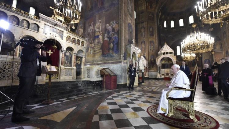 Francesco in preghiera nella cattedrale di San Alexander Nevsky