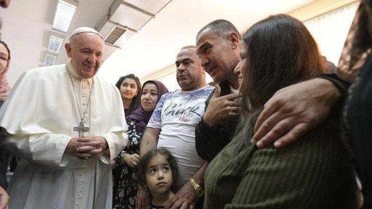 Papa em visita a refugiados de Vrazhdebna, durante viagem à Bulgária e Macedônia em 2019