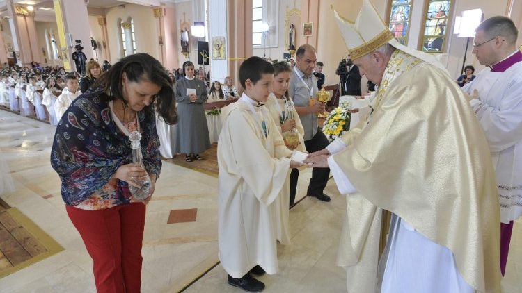 Il Papa distribuisce la Comunione ai bambini 