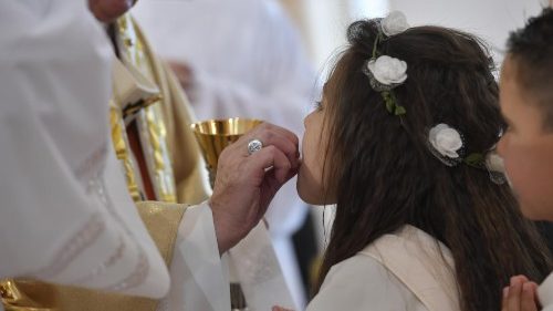 Messe en Bulgarie : le Pape donne la première communion à 245 enfants 