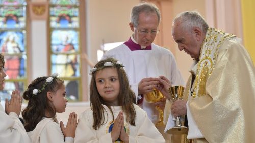 Papst Franziskus spendet bulgarischen Kindern die Erstkommunion