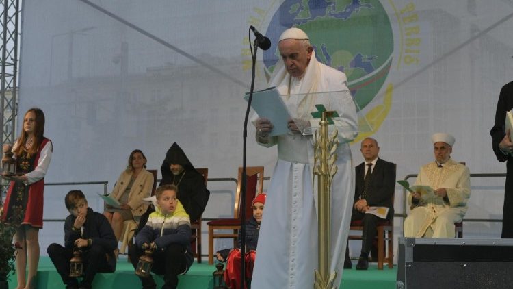 Папа Франциск с представителите на различните вероизповедания в България