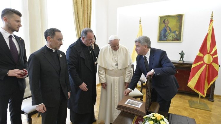 2019.05.07 Viaggio Apostolico in Bulgaria e Macedonia del Nord Cerimonia di benvenuto in Macedonia del Nord nel cortile del Palazzo Presidenziale