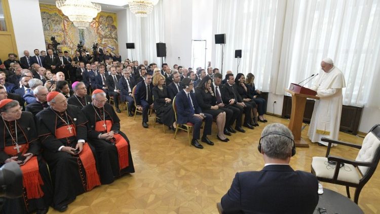 Папата со преставниците на државните власти, цивилното општество и дипломатски кор