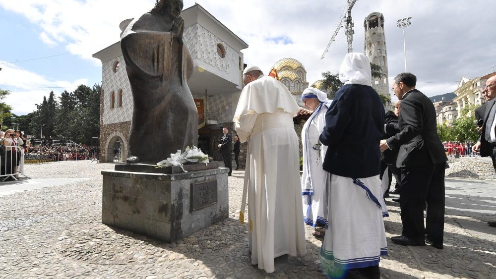 2019.05.07 Viaggio Apostolico in Bulgaria e Macedonia del Nord Visita al Memoriale Madre Teresa alla presenza dei leader Religiosi e incontro con i poveri 