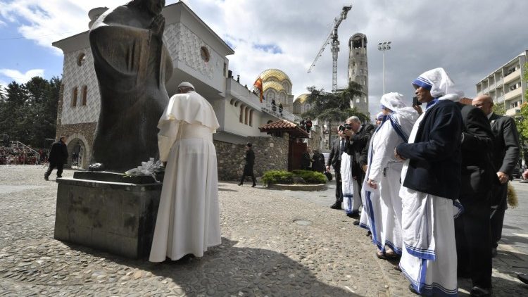 Papa, gjatë vizitës në Shtëpinë përkujtimore të Nënë Terezës, ku u takua me të varfërit