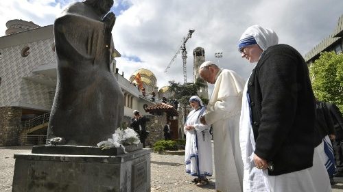 Papa: Madre Teresa ci aiuti ad essere attenti al grido dei poveri