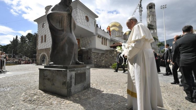 Pope Francis prays before the statue of Mother Teresa in Skopje, North Macedonia