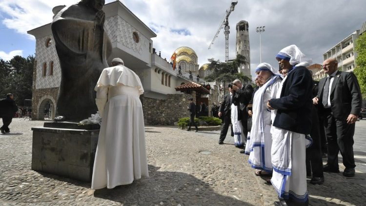 البابا فرنسيس يزور نصب الأم تيريزا التذكاري في سكوبيه 7 أيار مايو 2019