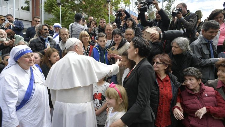 Il Papa con i poveri della casa di Madre Teresa in Macedonia del Nord 
