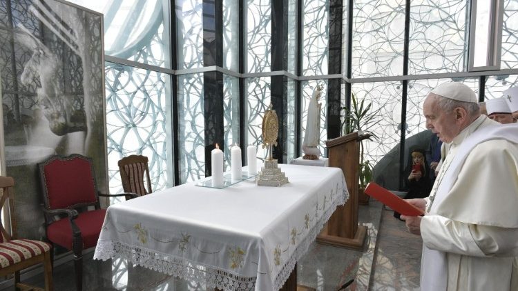 Ferenc pápa imádkozik Teréz anya szkopjei emlékhelyén