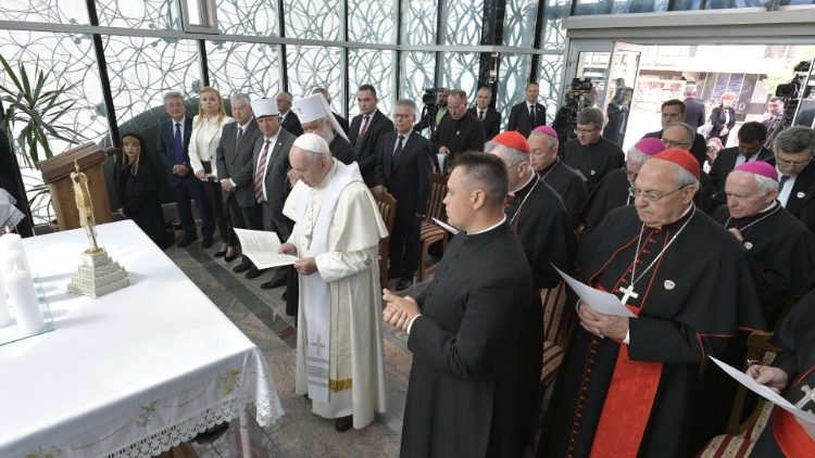 教宗在德肋撒修女纪念馆与宗教领袖共同祈祷