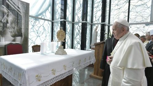 Modlitba papeže Františka v památníku Matky Terezy