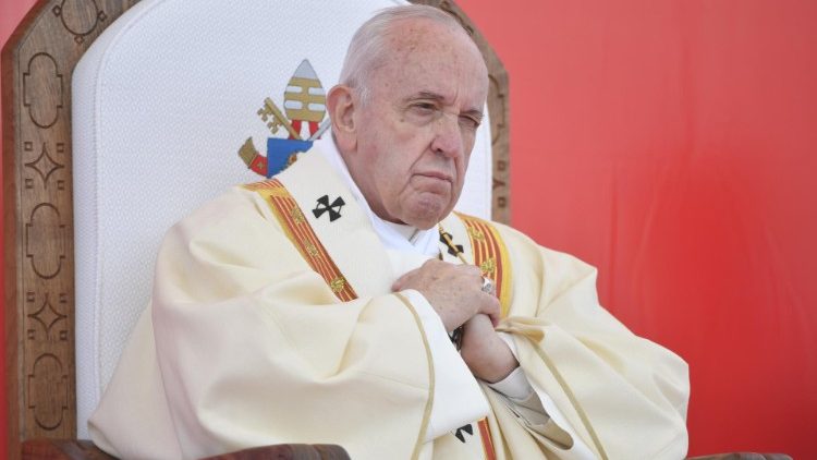 Papa në lutje 