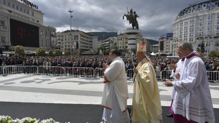Ferenc pápa szentmisét mutat be Szkopjéban