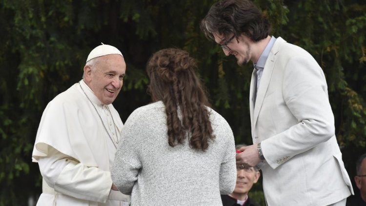 Papa i mladi bračni par koji se jučer ukratko predstavio
