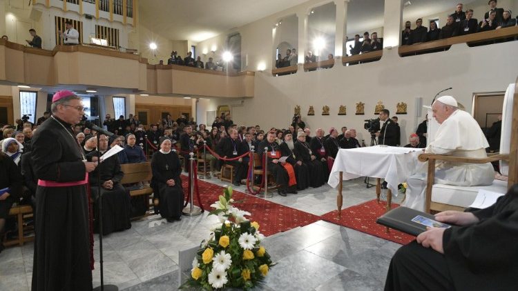 Папа Франциск със свещениците и богопосветените на Северна Македония